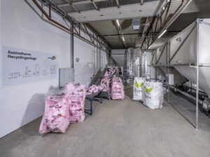 Blick in die Recyclinganlage Purbach: EPS- und XPS Verschnitte werden hier gesammelt, aufbereitet und wieder in den Produktionskreislauf zurückgeführt.© Austrotherm