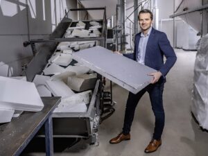 Heimo Pascher, Geschäftsführung Austrotherm Gruppe, freut sich über die erfolgreiche Inbetriebnahme der österreichweit einzigartigen Recyclinganlage für EPS und XPS am Standort Purbach.© Austrotherm
