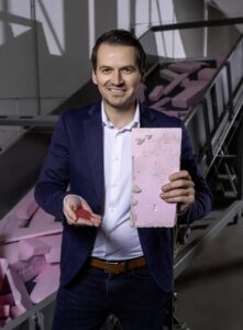 Heimo Pascher, Geschäftsführung Austrotherm Gruppe, mit XPS Rezyklat und Austrotherm XPS Baustellenverschnitt.© Austrotherm