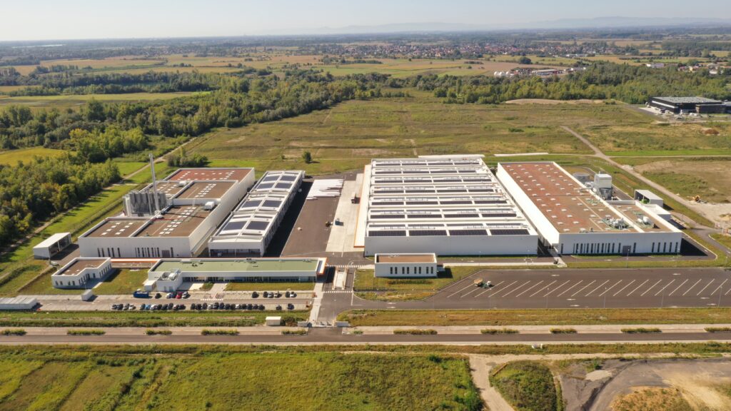 Auf dem 12,6 Hektar großen Areal im Industriepark Axioparc werden künftig PIR-Dachdämmstoffe und Bitumenabdichtungsbahnen produziert. © Paul Bauder GmbH & Co. KG / Johan Schwarzkopf