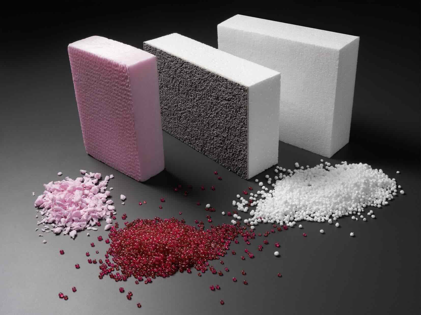 Vorher – Nachher: XPS-Platten, WDVS und EPS-Platten werden zum recycelten Rohstoff. © Austrotherm