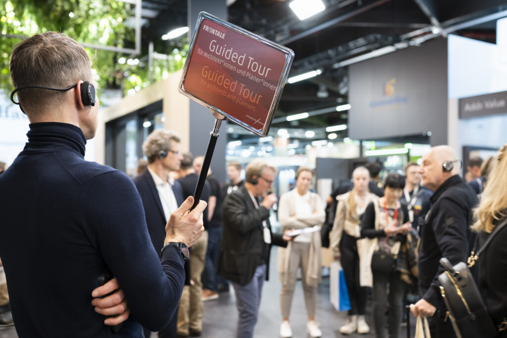 Die Guided Tour „Fokus Innentüren“ führt Besucher*innen gezielt zu Ausstellern. © NürnbergMesse / Uwe Niklas