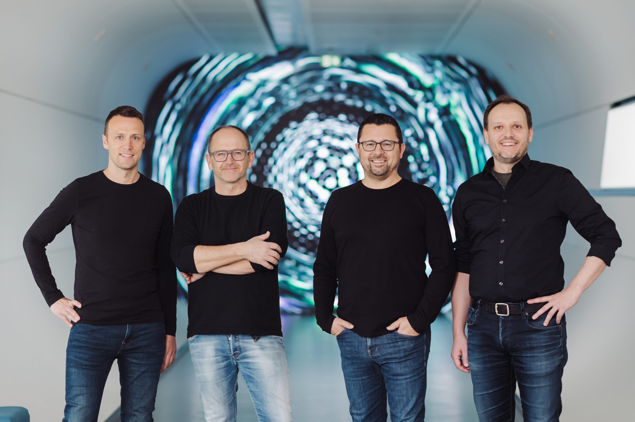 Andreas Fill (2. v. l.) führt als Eigentümer und CEO das 1966 gegründete Familienunternehmen. In der Geschäftsführung stehen an seiner Seite CFO Martin Reiter (l.), COO Günter Redhammer (2. v. r.) und der für die technischen Themen zuständige CTO Alois Wiesinger (r.). © Antje Wolm