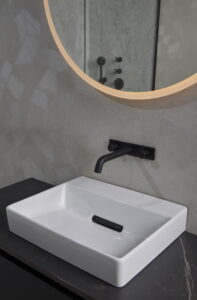 Geberit Waschplätze verbinden Funktion und Design – so auch die Serie ONE, die neben Silvia Schneider bei der neuen Badkampagne im Rampenlicht steht.© Marcel Gonzalez-Ortiz