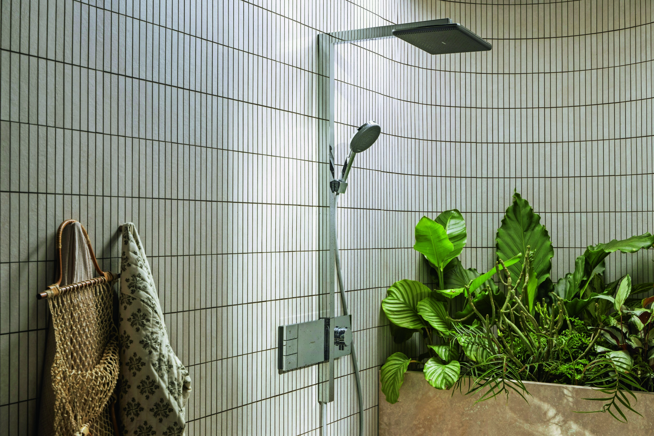 Die neue Duschserie vereint designorientierte Flächenoptik mit Wasser sparender Strahltechnologie. 