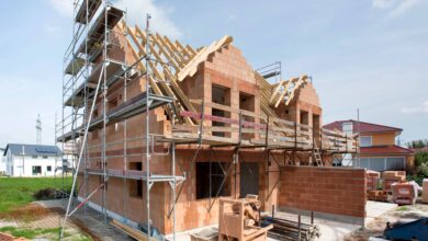 Steigende Baugenehmigungen bei Ein- und Zweifamilienhäusern prägen den Wohnungsneubau 2025. Im Geschoßwohnbau verläuft die Entwicklung dagegen uneinheitlich. © iStock / Getty Images Plus / Filmfoto