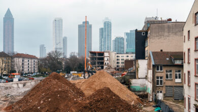 Baustelle vor der Frankfurter Skyline