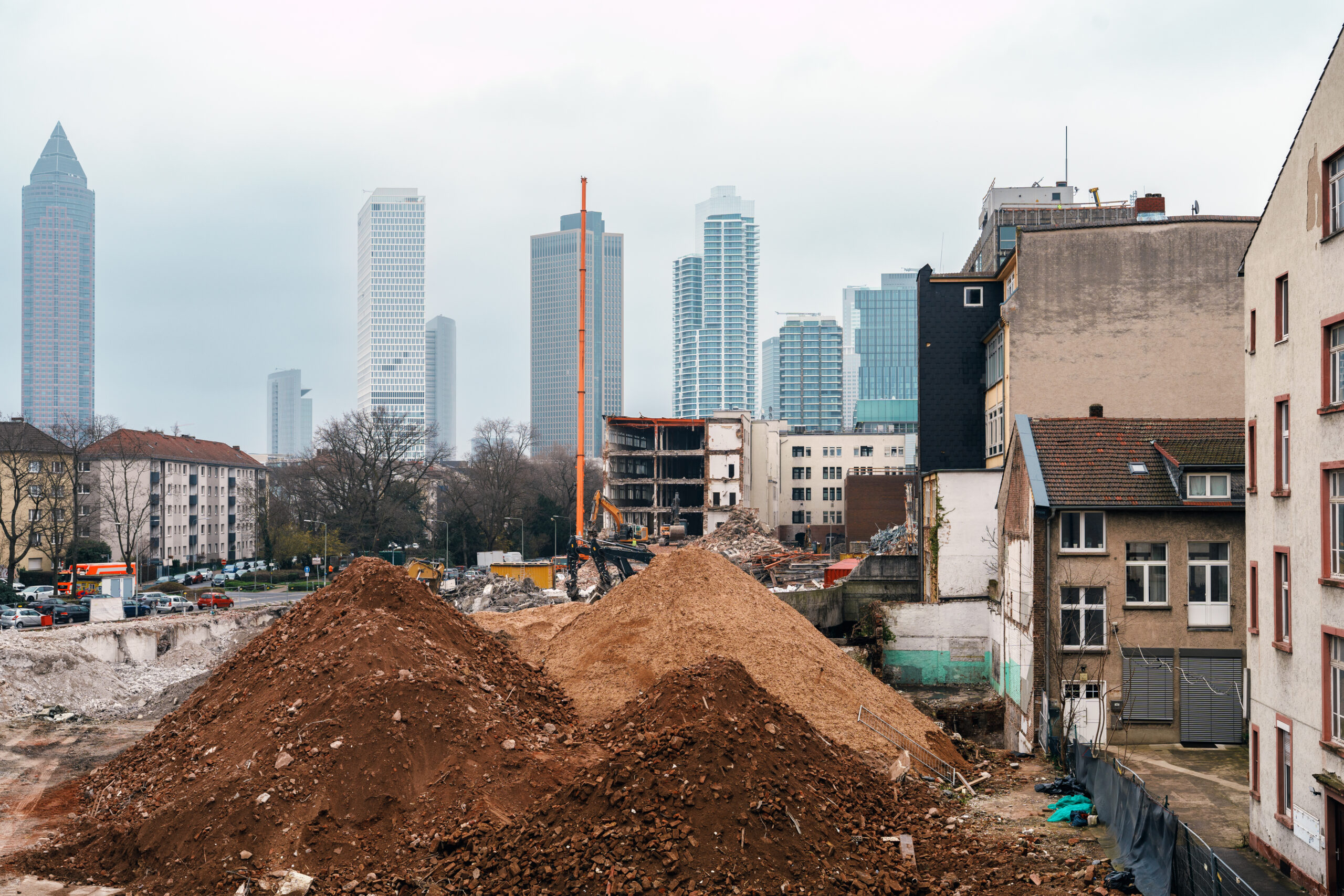 Baustelle vor der Frankfurter Skyline