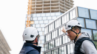 Die Lumeso-Geschäftsführer Christian Kimmeswenger und Georg Katzlinger-Söllradl auf einer Baustelle in Linz beim „Lokalaugenschein“ – um praktische Anforderungen von Endanwendungen besser zu verstehen. © Lumeso FlexCo