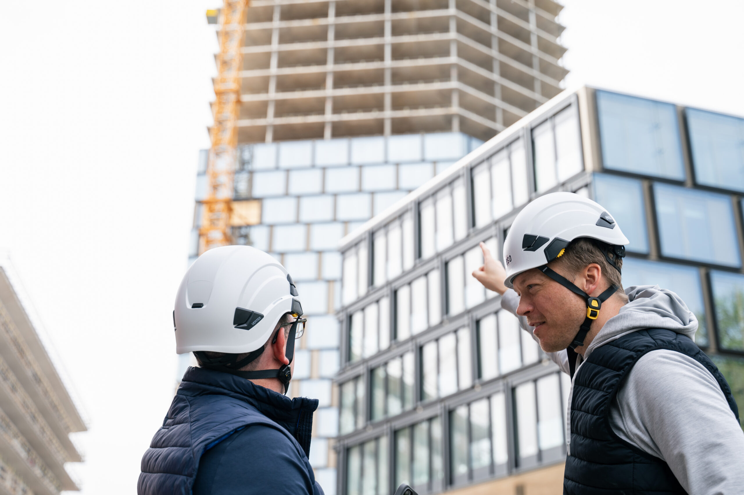 Die Lumeso-Geschäftsführer Christian Kimmeswenger und Georg Katzlinger-Söllradl auf einer Baustelle in Linz beim „Lokalaugenschein“ – um praktische Anforderungen von Endanwendungen besser zu verstehen. © Lumeso FlexCo