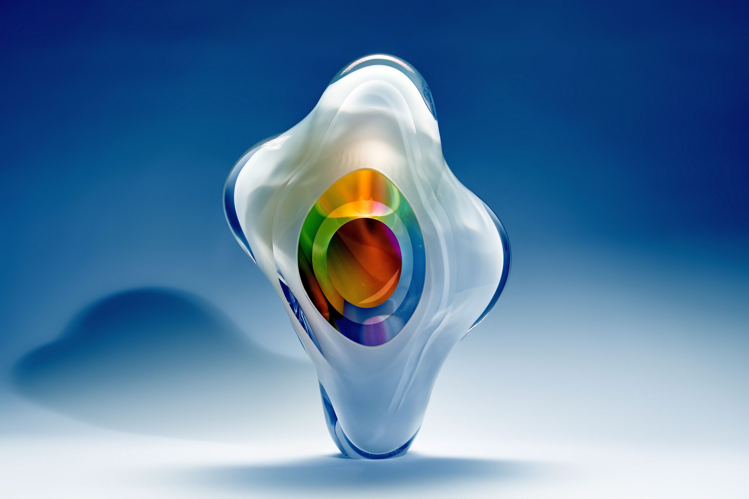 Für seine neue Ausstellung konnte das Glasmuseum Lette Werke des bekkannten britischen Glaskünstlers Peter Layton erwerben wie „Rainbow Cloud“. © Alick Cotterill