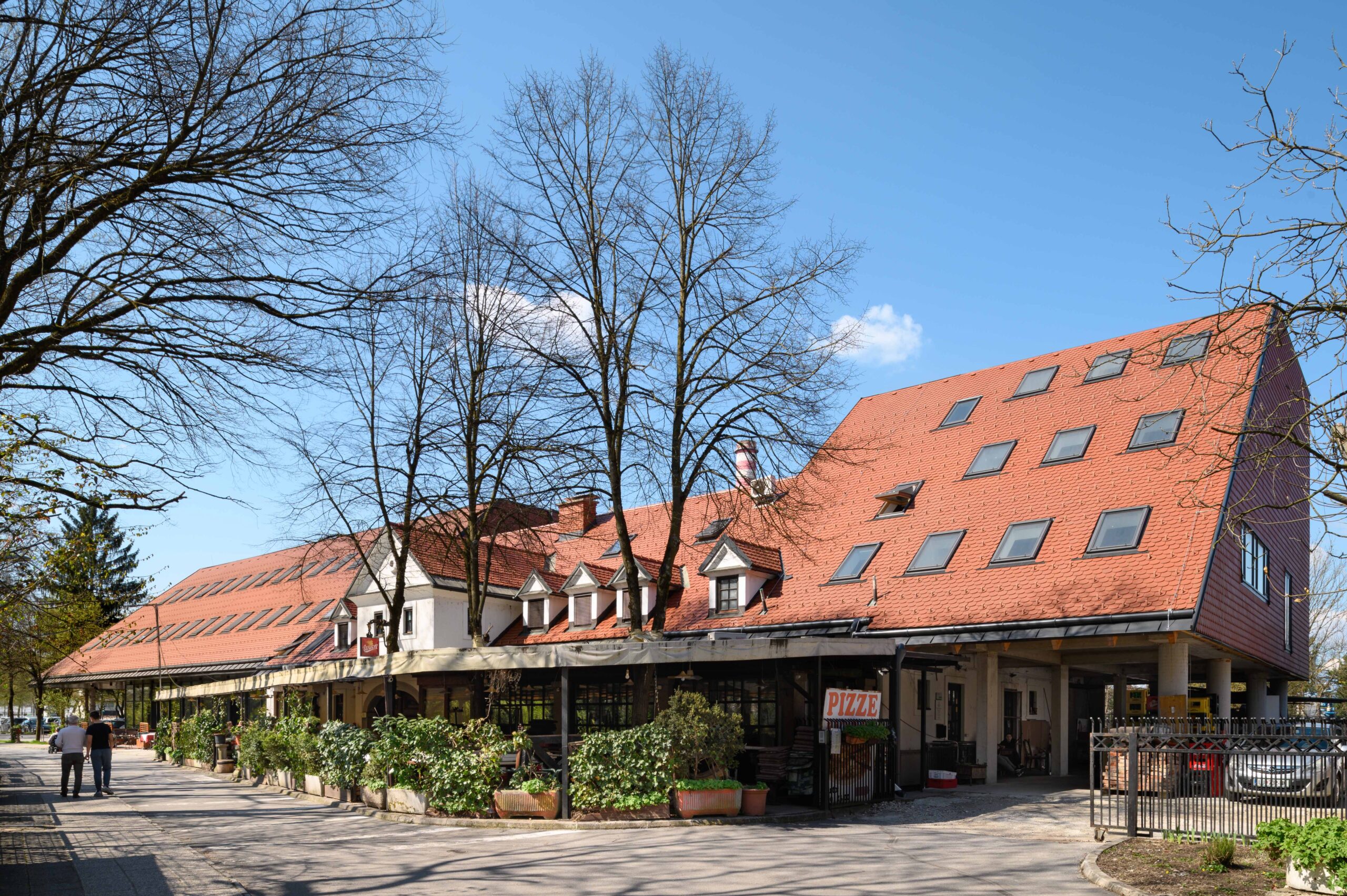 Dieses beliebte Gasthaus in Ljubljana war immer wieder erweitert worden. Zwei höhere Gebäudeflügel rahmen den Bestandsbau ein und wurden durch ein durchgehendes, geneigtes Dach zu einer einheitlichen Dachlandschaft verbunden – gedeckt mit Tonziegeln. © Wienerberger d.o.o.