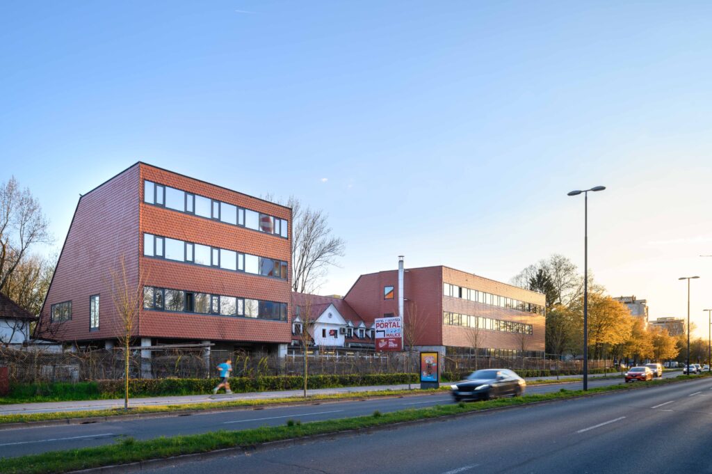 Straßenseitige Ansicht: horizontale Fensterbänder schaffen einen urbanen Ausdruck. Wienerberger d.o.o.