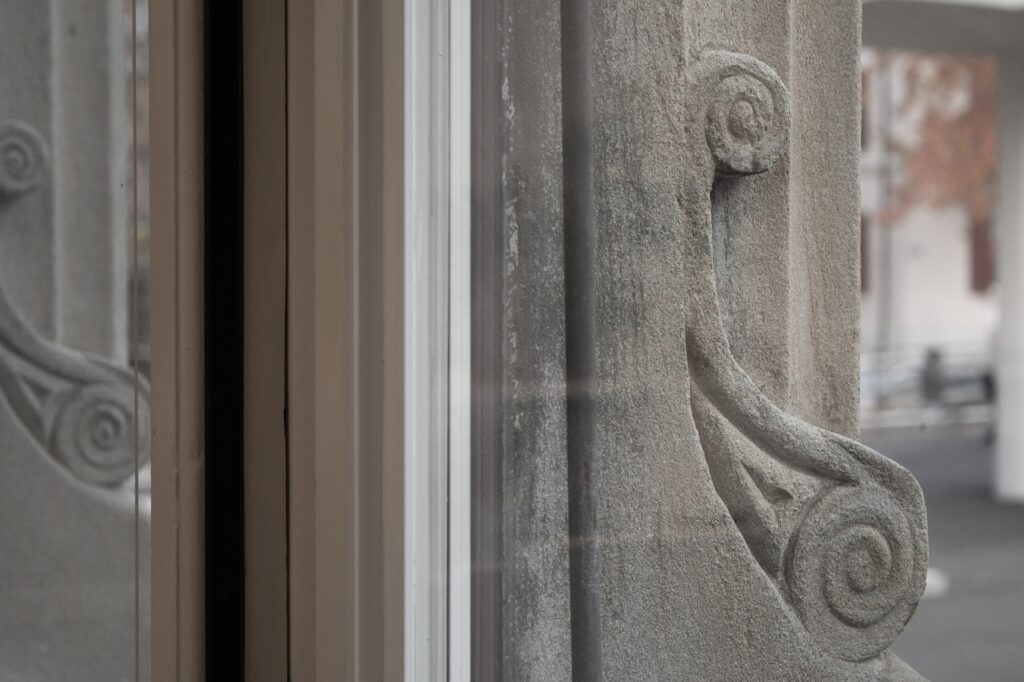 Die Holzmanufaktur Swiss AG zeigt, wie anspruchsvolle Fenstersanierung gelingt: Restaurierte historische Rahmen treffen auf zeitgemäße Isolierverglasung mit Swisspacer Abstandhaltern im Randverbund. © Swisspacer