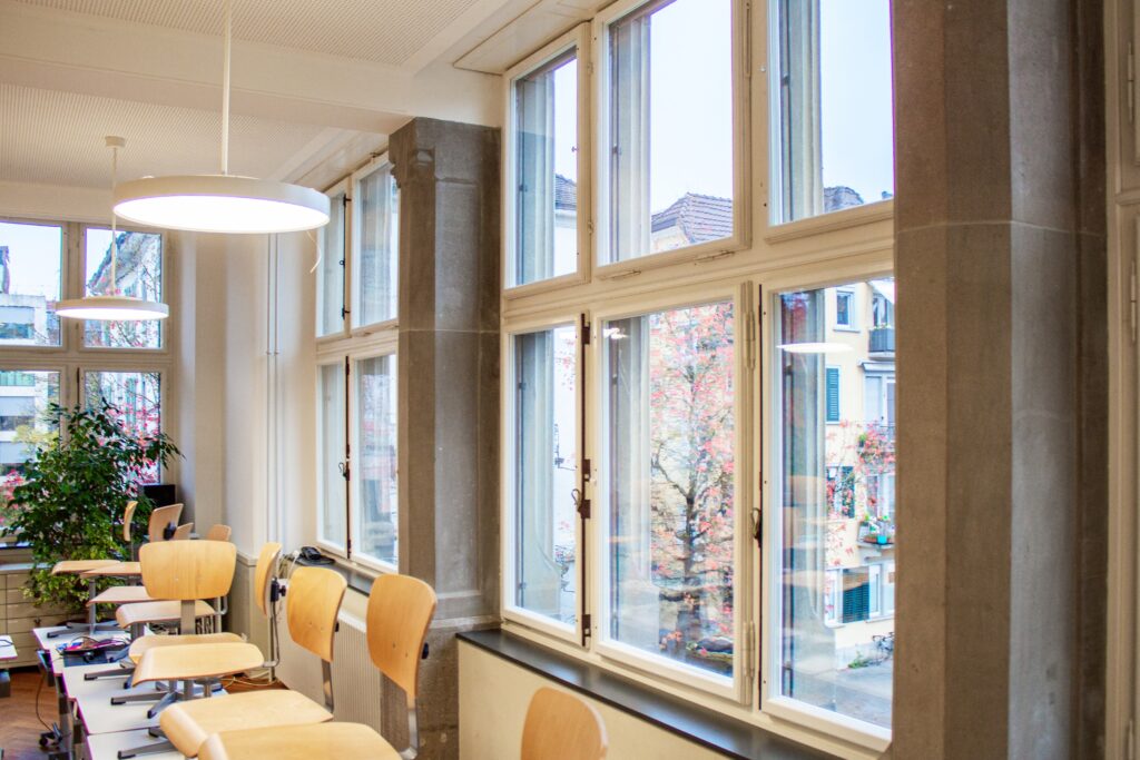 Durch zurückhaltende Eingriffe und neue Verglasungskonzepte wurde die ursprüngliche Raumqualität gestärkt und natürliches Licht neu inszeniert. © Swisspacer