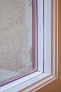 Sanierte Bestandsfenster mit modernisierter Verglasung: historischer Rahmen und zeitgemäßer Wärmetechnik mit Swisspacer Abstandhaltern im Randverbund. © Swisspacer