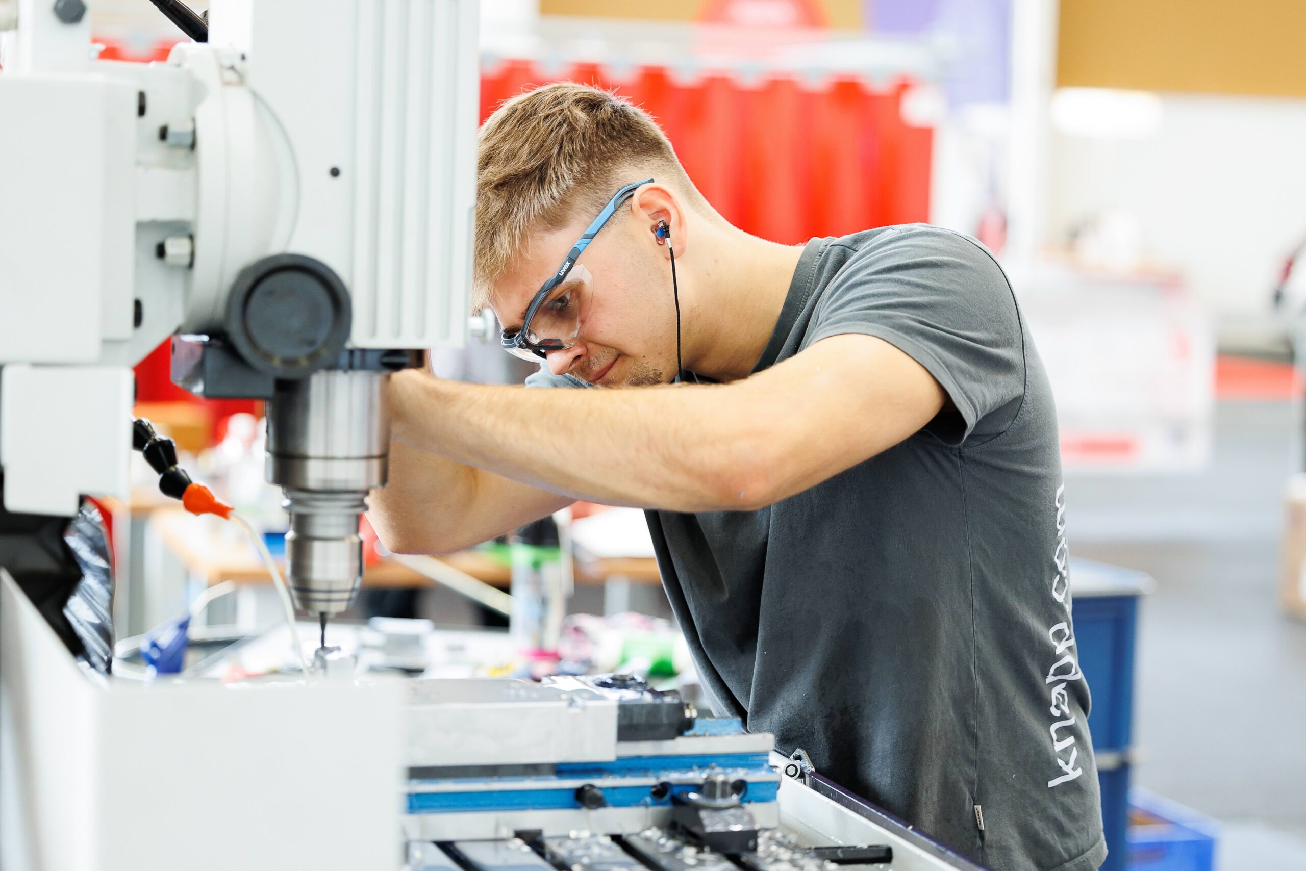 Ein junger Techniker arbeitet an einer Maschine