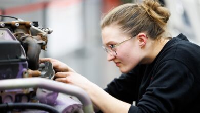 Eine junge Technikerin arbeitet an einer Maschine