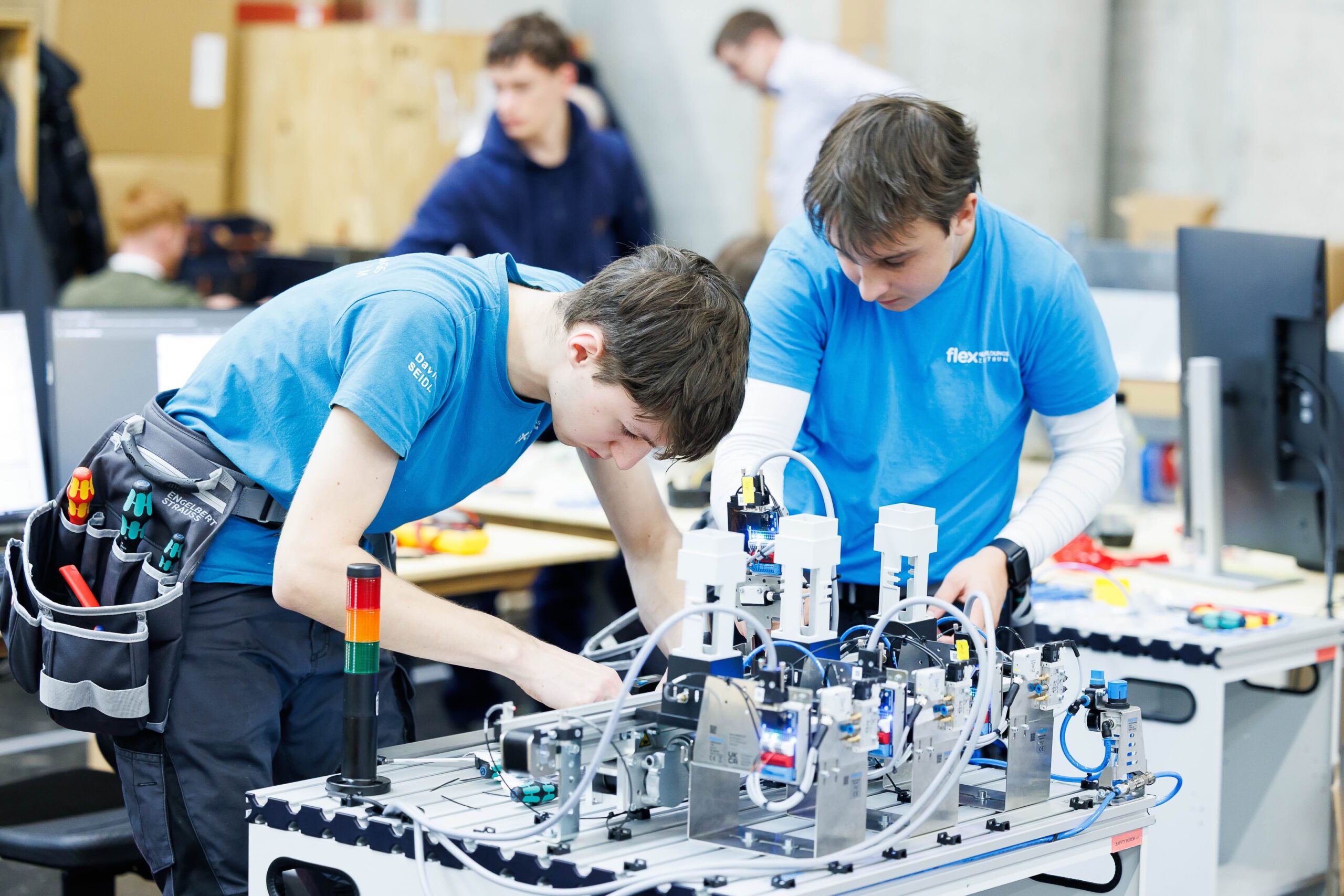 Zwei junge Techniker arbeiten an einer Maschine