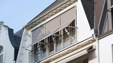 Moderne Sonnenschutz-Systeme wie Raffstores, textile Screens, Fenstermarkisen oder Rollläden reduzieren im Sommer den Kühlbedarf erheblich, indem sie einen Großteil der solaren Einstrahlung bereits vor der Verglasung abhalten. © iStock T Getty Images Plus / Canetti