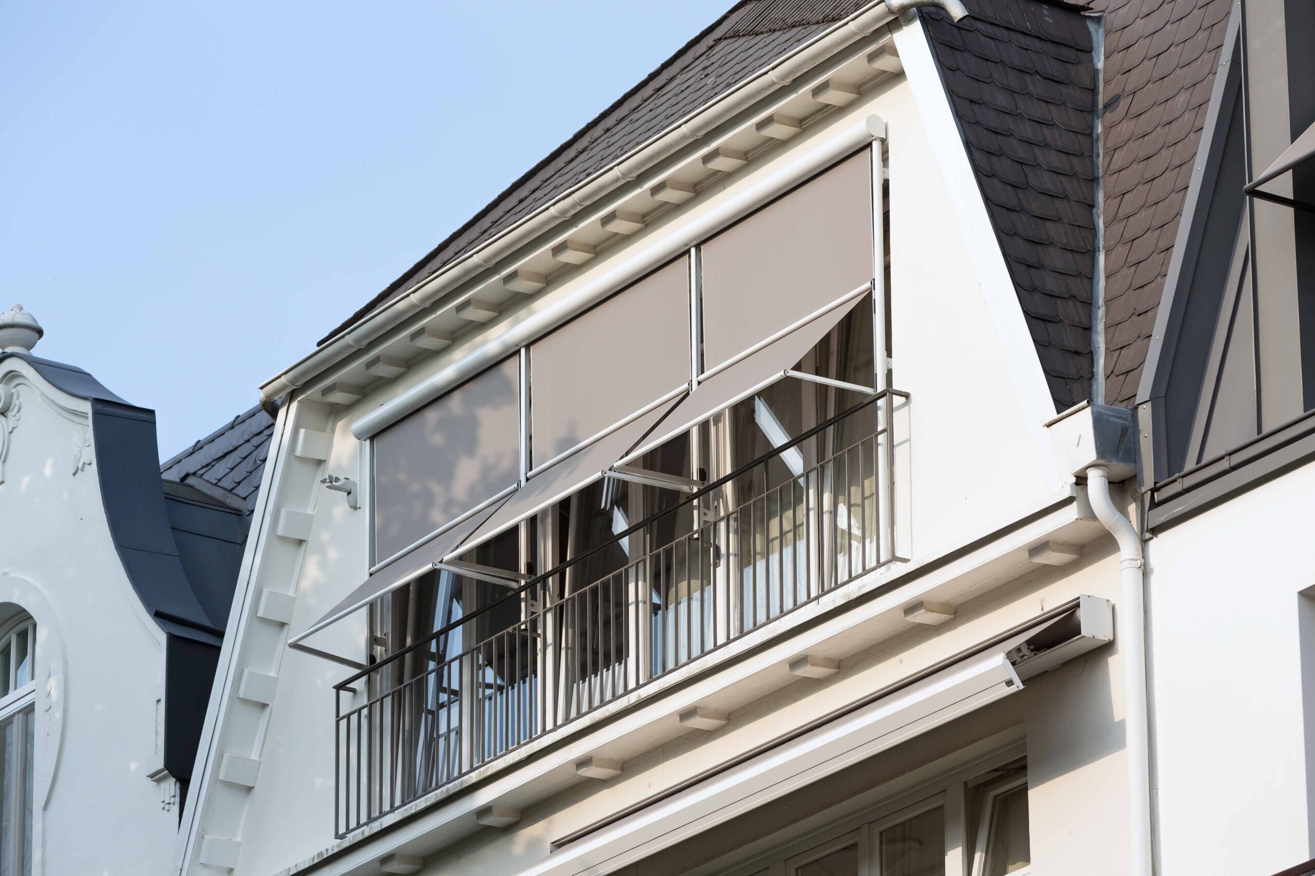 Moderne Sonnenschutz-Systeme wie Raffstores, textile Screens, Fenstermarkisen oder Rollläden reduzieren im Sommer den Kühlbedarf erheblich, indem sie einen Großteil der solaren Einstrahlung bereits vor der Verglasung abhalten. © iStock T Getty Images Plus / Canetti