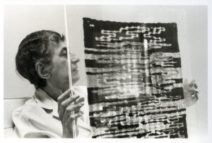 Anni Albers mit ihrer Web-Arbeit "Under Way" © John T. Hill / Courtesy of the Josef and Anni Albers Foundation