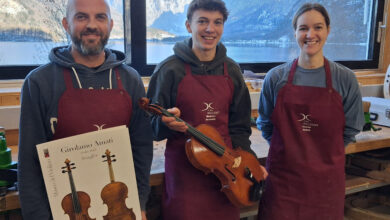 Markus Ganset, Benjamin Medicus und Judith Lusser bauten eine Bratsche für Paris. © HTL Hallstatt