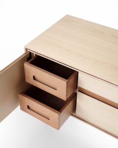 Raffinierte Details: innenliegende Schubladen mit halbverdeckten Zinken und eigens gefertigten hölzernen Vollauszügen. © Eos Fotografie