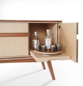 Besonderes Detail ist ein Tablar mit Schnapsrondo – ein spielerischer Hinweis auf Geselligkeit im Wohnraum. © Eos Fotografie