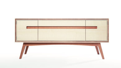 Gefertigt aus selbst hergestellten Drei-Schichtplatten in heimischer Esche, kontrastiert durch amerikanischen Kirschbaum, überzeugt „Zeitgeist“ durch hochwertige Materialien und handwerkliche Präzision. © Eos Fotografie