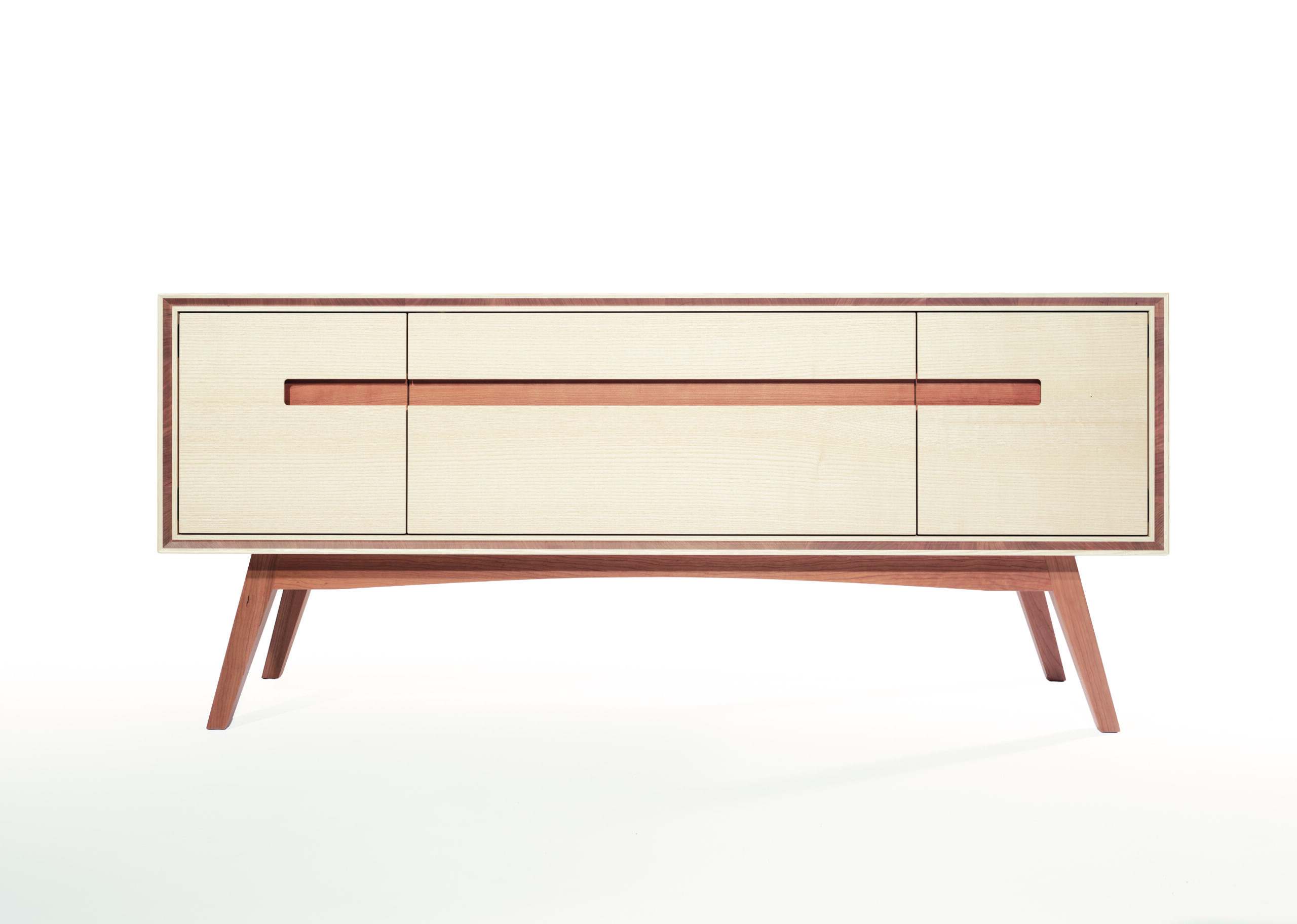 Gefertigt aus selbst hergestellten Drei-Schichtplatten in heimischer Esche, kontrastiert durch amerikanischen Kirschbaum, überzeugt „Zeitgeist“ durch hochwertige Materialien und handwerkliche Präzision. © Eos Fotografie