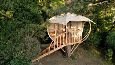 Zu Gast in der Natur: „re.treehouse“ versteht sich als Tiny Room. Der Ansatz von temporärer Architektur ermöglicht es, ungenutzte Plätze nutzbar zu machen und diese in besondere Rückzugsorte zu verwandeln. © Julian Erhart/Sinn.Frei