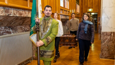 Die originale Gesellentruhe aus dem Jahr 1638 steht für die tiefe Verwurzelung des Tischlerhandwerks in der Geschichte. Sie kommt nach wie vor, ebenso wie die Zunftfahne, bei der Aufdingfeier zum Einsatz. © Barbara Lachner