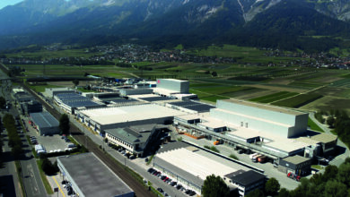 Seit nunmehr 70 Jahren entwickelt und produziert das Familienunternehmen Maschinenlösungen, die exakt auf die Anforderungen von Handwerk, Gewerbe und Industrie zugeschnitten sind. Im Bild die Felder Zentrale, das Werk Hall in Tirol. © Felder Group