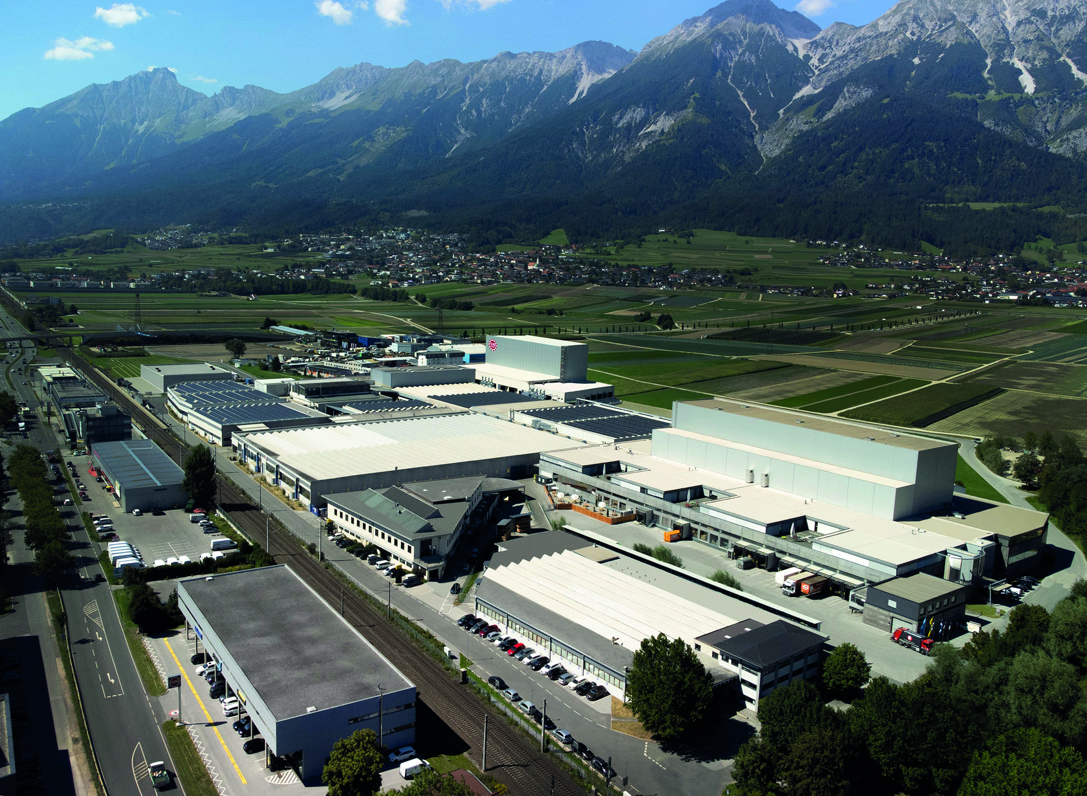 Seit nunmehr 70 Jahren entwickelt und produziert das Familienunternehmen Maschinenlösungen, die exakt auf die Anforderungen von Handwerk, Gewerbe und Industrie zugeschnitten sind. Im Bild die Felder Zentrale, das Werk Hall in Tirol. © Felder Group
