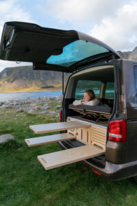 Am Puls der Zeit: Zwei junge Tischler verwandeln mit ihrem innovativen Produkt gewöhnliche Vans in vollwertige Camper. © CampBoks