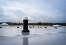 Digitaler Aufpasser: Der neue Hydrosensor von Varuna meldet versteckte Feuchtigkeit unter der Dachabdichtung. © Sita Bauelemente GmbH