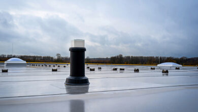 Digitaler Aufpasser: Der neue Hydrosensor von Varuna meldet versteckte Feuchtigkeit unter der Dachabdichtung. © Sita Bauelemente GmbH