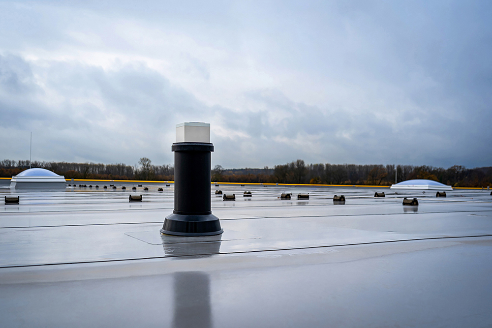 Digitaler Aufpasser: Der neue Hydrosensor von Varuna meldet versteckte Feuchtigkeit unter der Dachabdichtung. © Sita Bauelemente GmbH