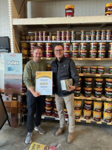 Die höchste Auszeichnung in Gold gab es von Adler Gebietsverkaufsleiter Hans Rubner für Sebastian Effmert (li.) von Farben Harzer in Pfarrkirchen.© Adler