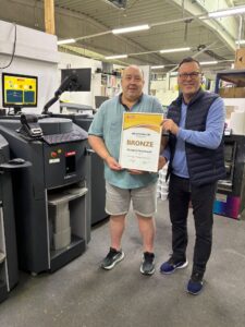 Auch der Bronze-Erfolgsgroßhändler in Deutschland Jürgen Mangold (li.) durfte sich über die von Hans Rubner übergebene Auszeichnung freuen.© Adler