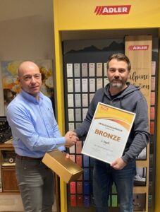Die Bronze-Urkunde brachte Samuel Krapsch (Technische Beratung & Verkauf) Adler Farbenmeister Toyfl persönlich vorbei.© Adler