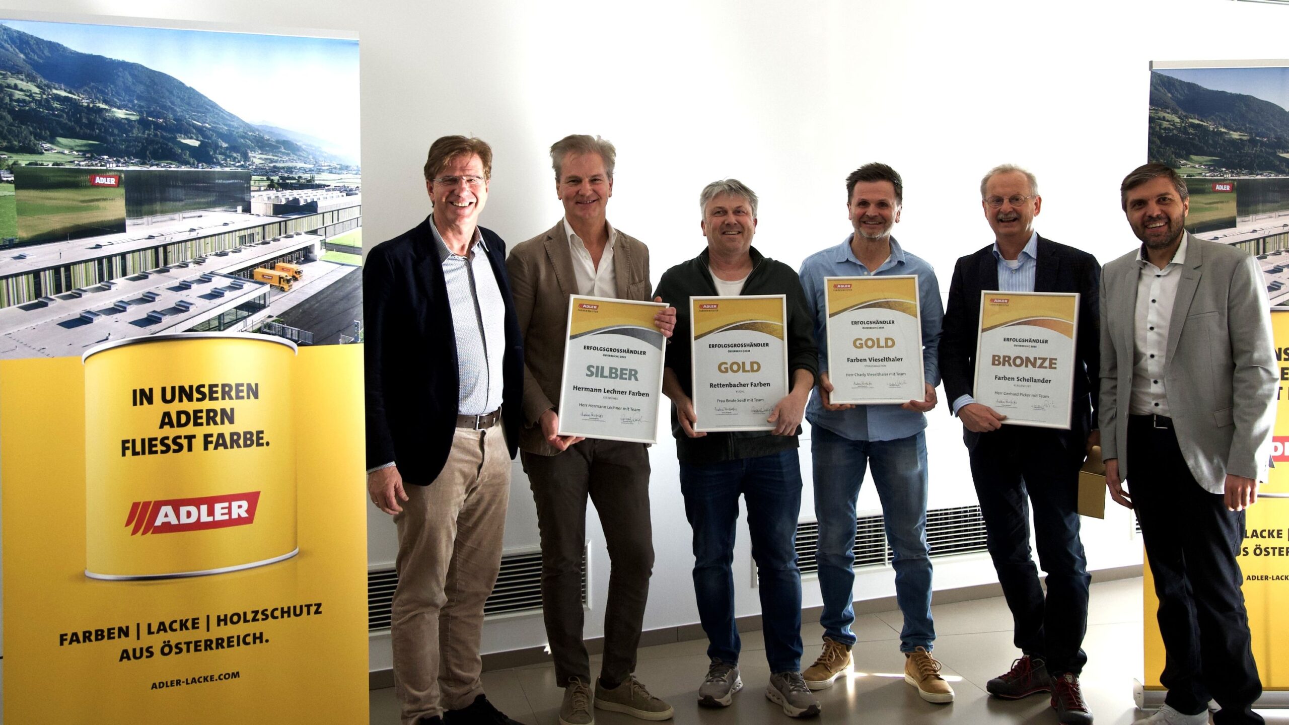 In Salzburg überreichten Adler Handelsspartenleiter Alexander Ringler (li.) und Handelsverkaufsleiter Christoph Müller (re.) die Urkunden an die anwesenden Erfolgshändler. © Adler