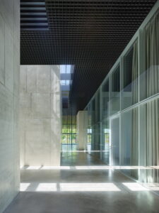 Flur mit Blick nach Westen mit Kompetenzkubus.© Roland Halbe