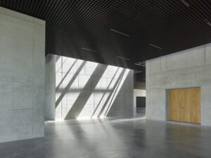 Akustikkubus und Kompetenzkubus mit Blick auf Shop.© Roland Halbe