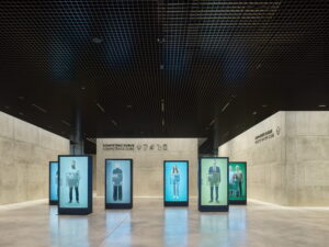 Das Foyer mit Medienstelen im Erdgeschoss.© Roland Halbe