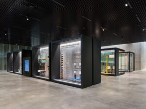 Die Ausstellungswände im Erdgeschoss.© Roland Halbe