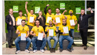 Die neun erfolgreichen Prüfungsabsolventen mit Wolfgang Mahringer, WKOÖ (1. von links stehend), Kursleiter Michael Engelbrechtsmüller (4. von links stehend) und Vortragendem Richard Engelbrechtsmüller (1. von rechts stehend). © WKOÖ / Andreas Röbl