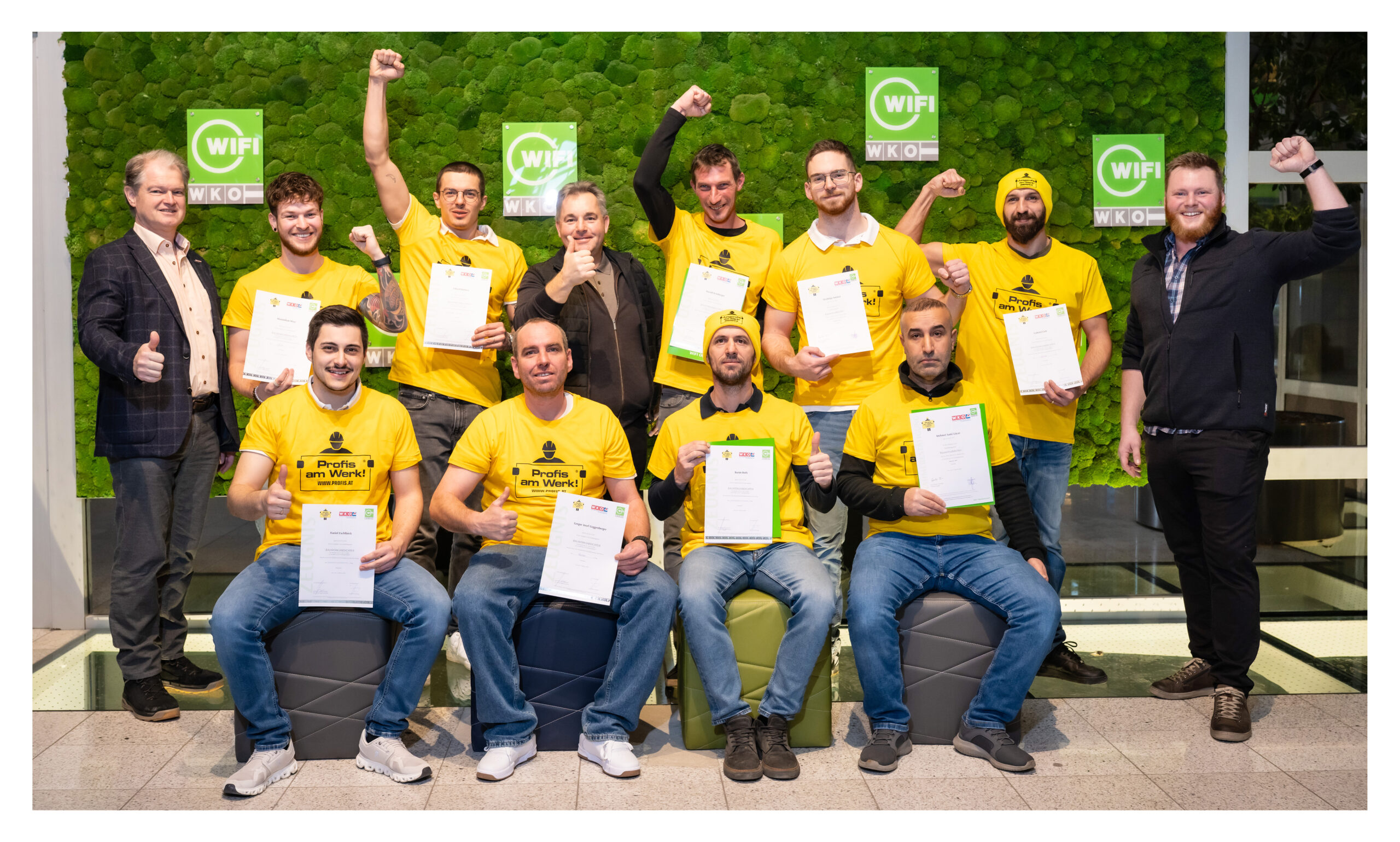 Die neun erfolgreichen Prüfungsabsolventen mit Wolfgang Mahringer, WKOÖ (1. von links stehend), Kursleiter Michael Engelbrechtsmüller (4. von links stehend) und Vortragendem Richard Engelbrechtsmüller (1. von rechts stehend). © WKOÖ / Andreas Röbl