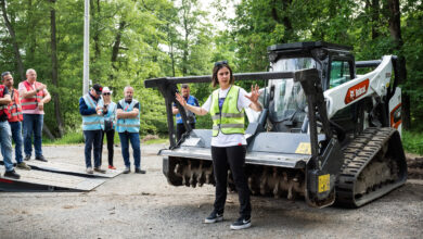 Schnellwechsler sind die „Boxencrew der Baustelle“, meint Katinka Kincses, Product Manager Attachments bei Bobcat. Denn Schnellwechsler würden Stillstände minimieren und Maschinen im Einsatz halten.